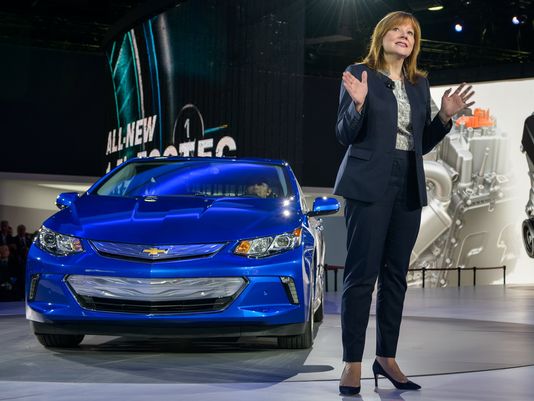 Chevy halts Volt build to avoid glut, prep for new model