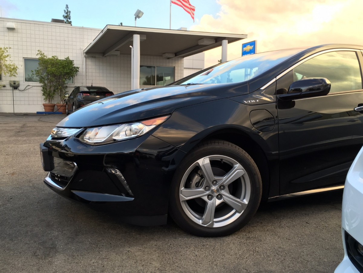 2016 Chevy Volt Off To A Good Start: Snags 'Green Car Of The Year'