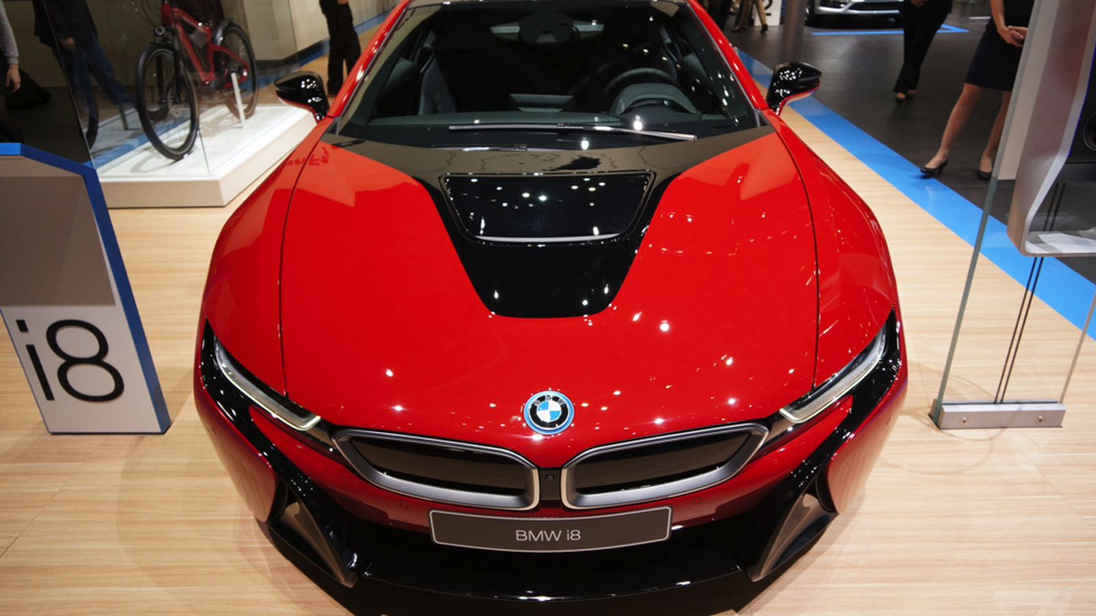 BMW's i8 looks even prettier in Protonic Red